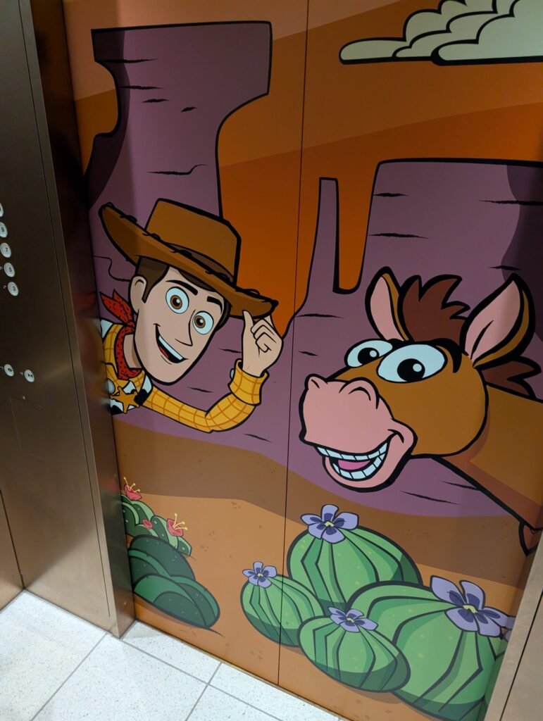 トイストーリーホテル エレベーター