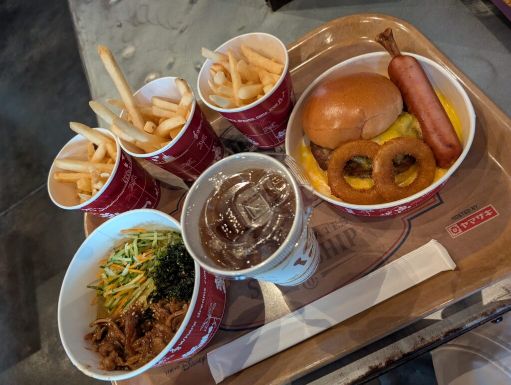 ドックサイドダイナー（アメリカンウォーターフロント）チーズバーガーと骨付きソーセージ　セット ¥2,020　単品 ¥1,480